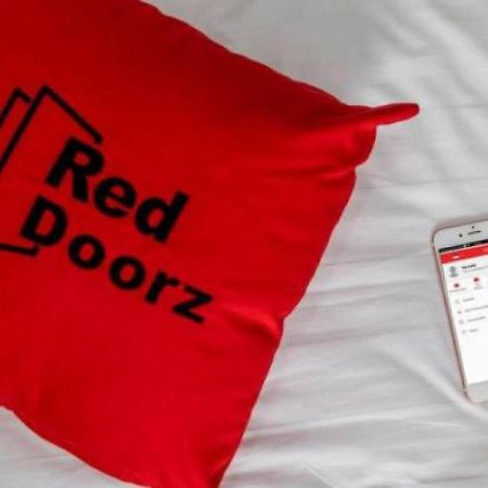 סוראבאיה Reddoorz Near Universitas Wijaya Kusuma מראה חיצוני תמונה