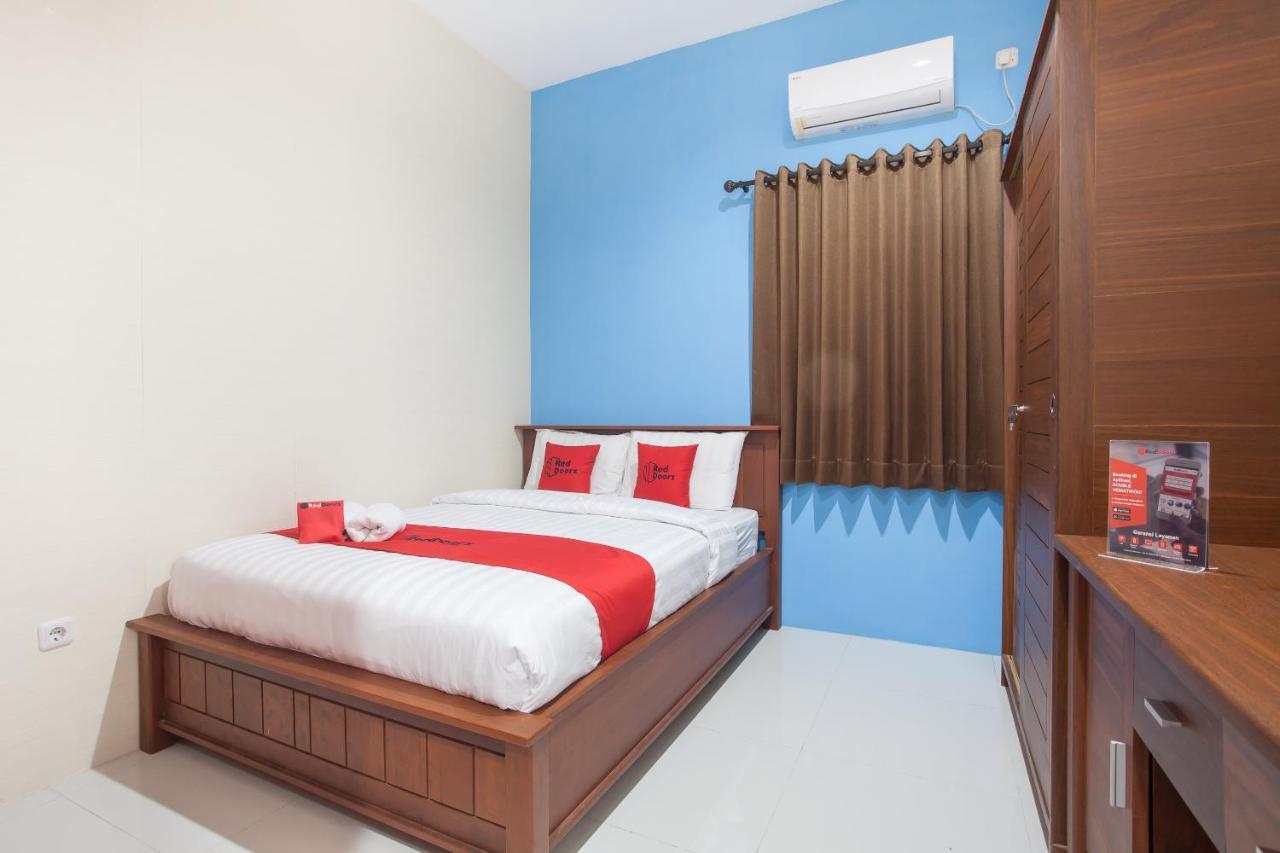 סוראבאיה Reddoorz Near Universitas Wijaya Kusuma מראה חיצוני תמונה