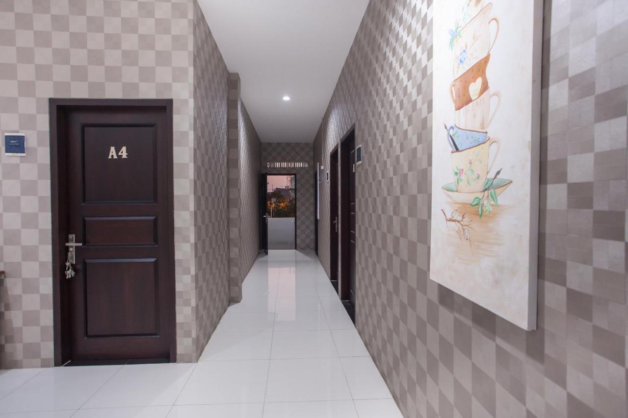 סוראבאיה Reddoorz Near Universitas Wijaya Kusuma מראה חיצוני תמונה