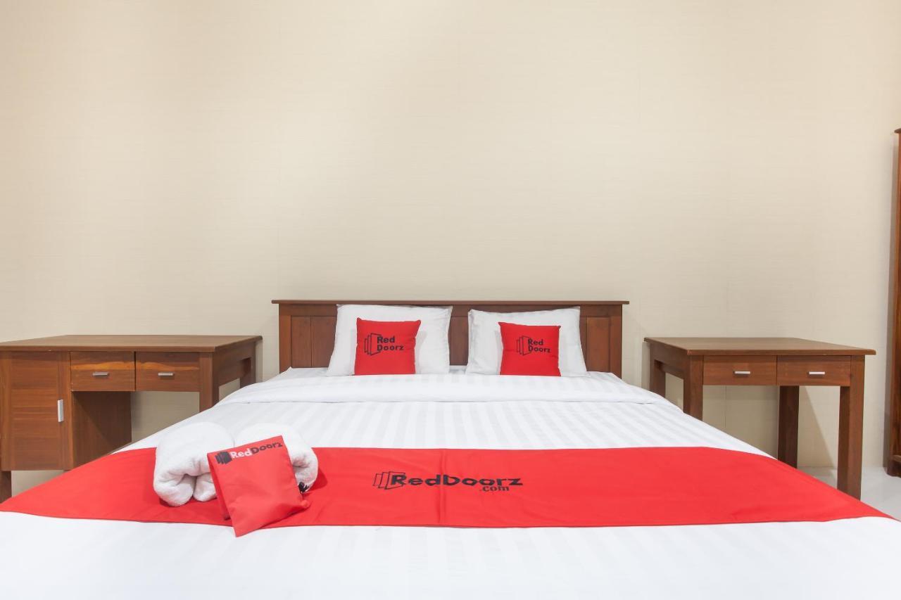 סוראבאיה Reddoorz Near Universitas Wijaya Kusuma מראה חיצוני תמונה