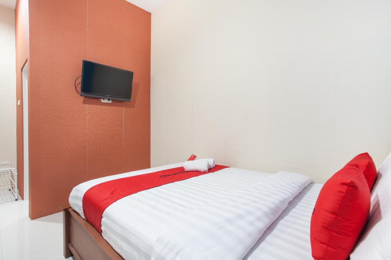 סוראבאיה Reddoorz Near Universitas Wijaya Kusuma מראה חיצוני תמונה
