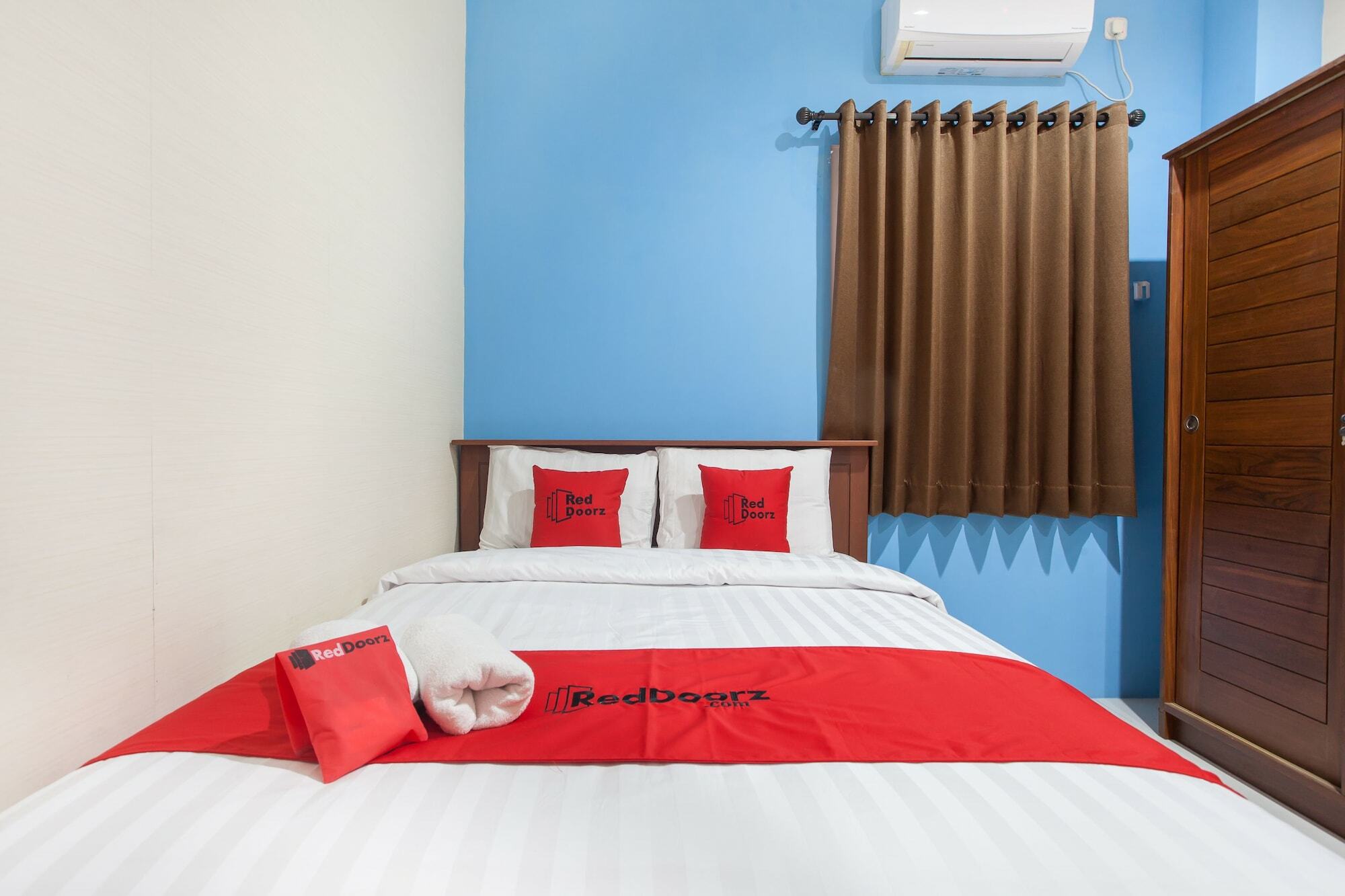 סוראבאיה Reddoorz Near Universitas Wijaya Kusuma מראה חיצוני תמונה