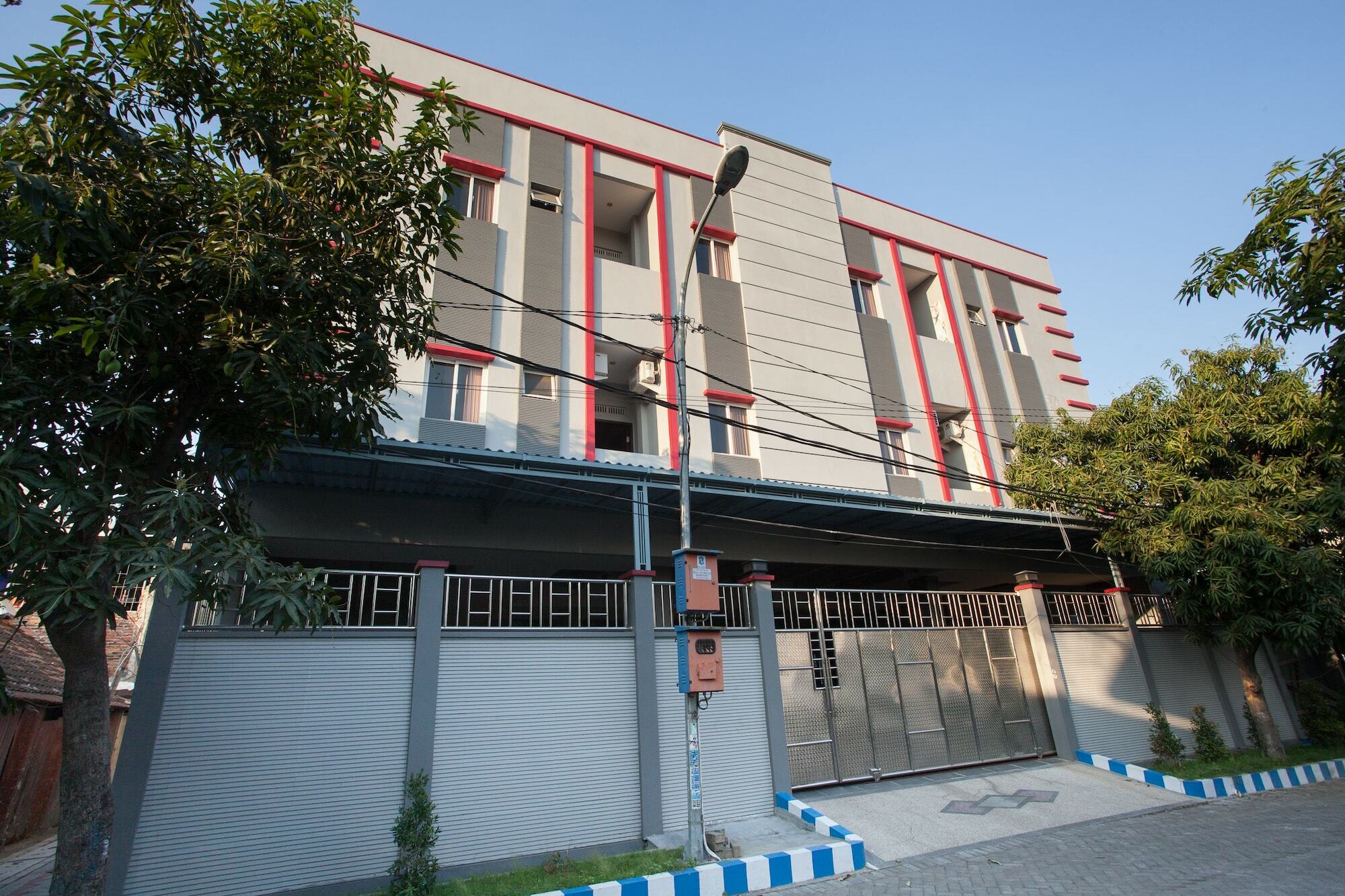 סוראבאיה Reddoorz Near Universitas Wijaya Kusuma מראה חיצוני תמונה