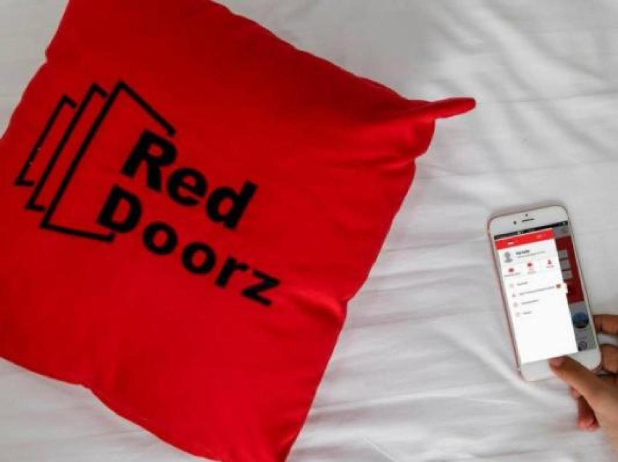 סוראבאיה Reddoorz Near Universitas Wijaya Kusuma מראה חיצוני תמונה